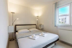 2 bedrooms, iron/ironing board, free WiFi, bed sheets - Spacious apartment near the sendy beach and promenade at Medulin (Medulin)