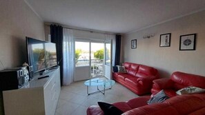 TV - Spacious apartment near the sendy beach and promenade at Medulin (Medulin)