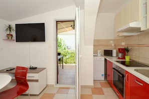 Frigorífico, microondas, horno y placa de cocina