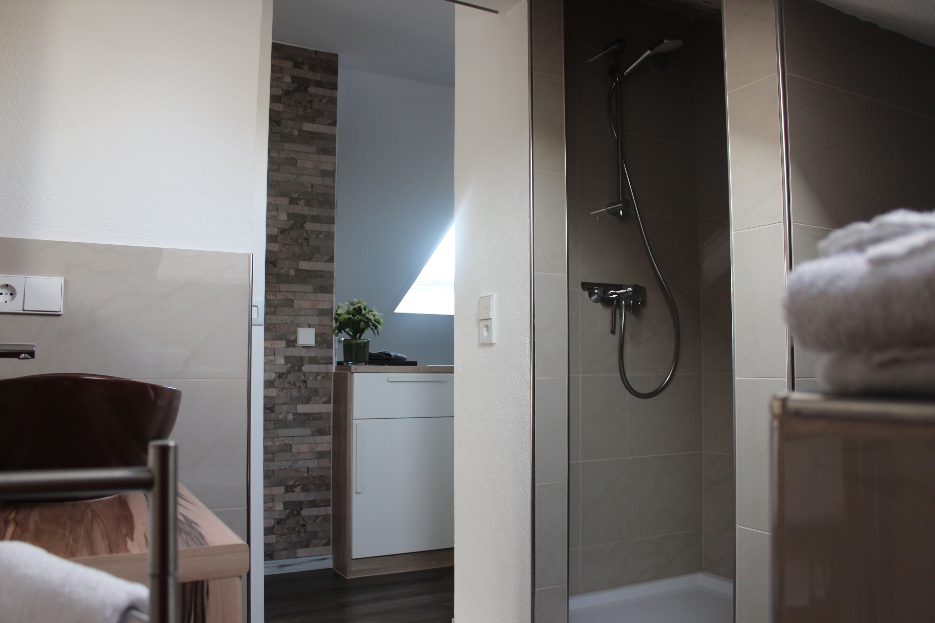 Dusche, Haartrockner, Handtücher, Toilettenpapier