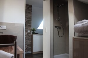 Shower, hair dryer, towels, toilet paper - Modern fully equipped apartment (Fautenbach)