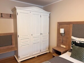 4 bedrooms, desk, free WiFi, bed sheets