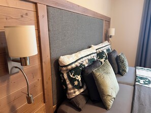 4 室のベッドルーム、デスク、WiFi (無料)、ベッドシーツ