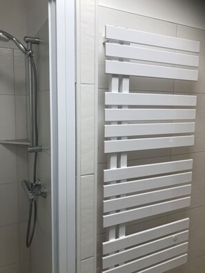 Ducha, secador de pelo, toallas y jabón