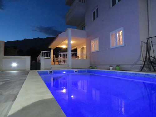 The house with 6 bedrooms, 5 bathrooms, 3 cakes, 3 single rooms and 3 living rooms, 2 terrace, pool, priv. park