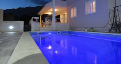 The house with 6 bedrooms, 5 bathrooms, 3 cakes, 3 single rooms and 3 living rooms, 2 terrace, pool, priv. park