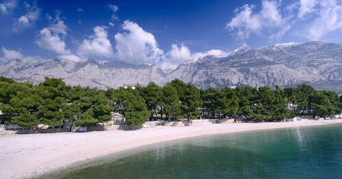 Das Ferienhaus mit 6SZ, 5 BZ,3 Kuchen, 3 EZ und 3WZ , 2Terrasse, Pool,Priv.Park