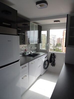 Køleskab, mikrobølgeovn, ovn, kogeplade