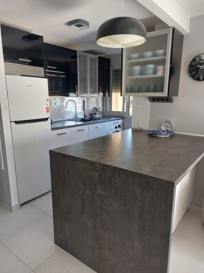 Køleskab, mikrobølgeovn, ovn, kogeplade