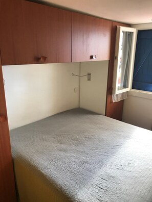 1 habitación, tabla de planchar con plancha y internet 