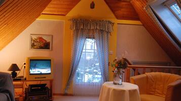 TV, DVD player, books, stereo