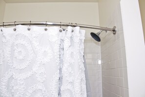 Ducha, artículos de higiene personal gratuitos y secador de pelo