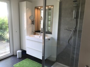 Badewanne, Haartrockner, Handtücher, Seife