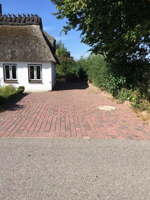 Property grounds - Cozy thatched cottage in the middle of nature (Scholderup, Taarstedt)