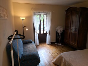 2 bedrooms, iron/ironing board, travel cot, free WiFi