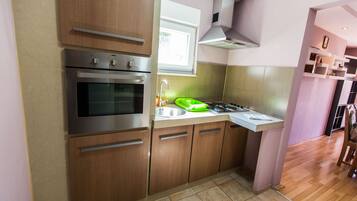 Fridge, oven, stovetop, coffee/tea maker