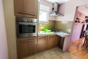 Fridge, oven, stovetop, coffee/tea maker