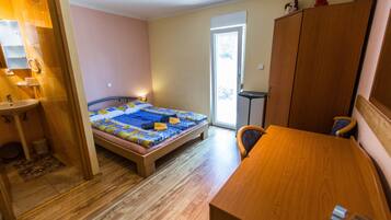 2 bedrooms, WiFi, bed sheets