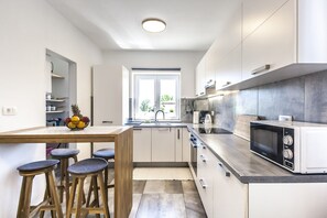 Réfrigérateur, four à micro-ondes, un four, surface de cuisson
