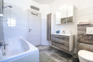 Ensemble baignoire-douche, séchoir à cheveux, serviettes fournies, savon