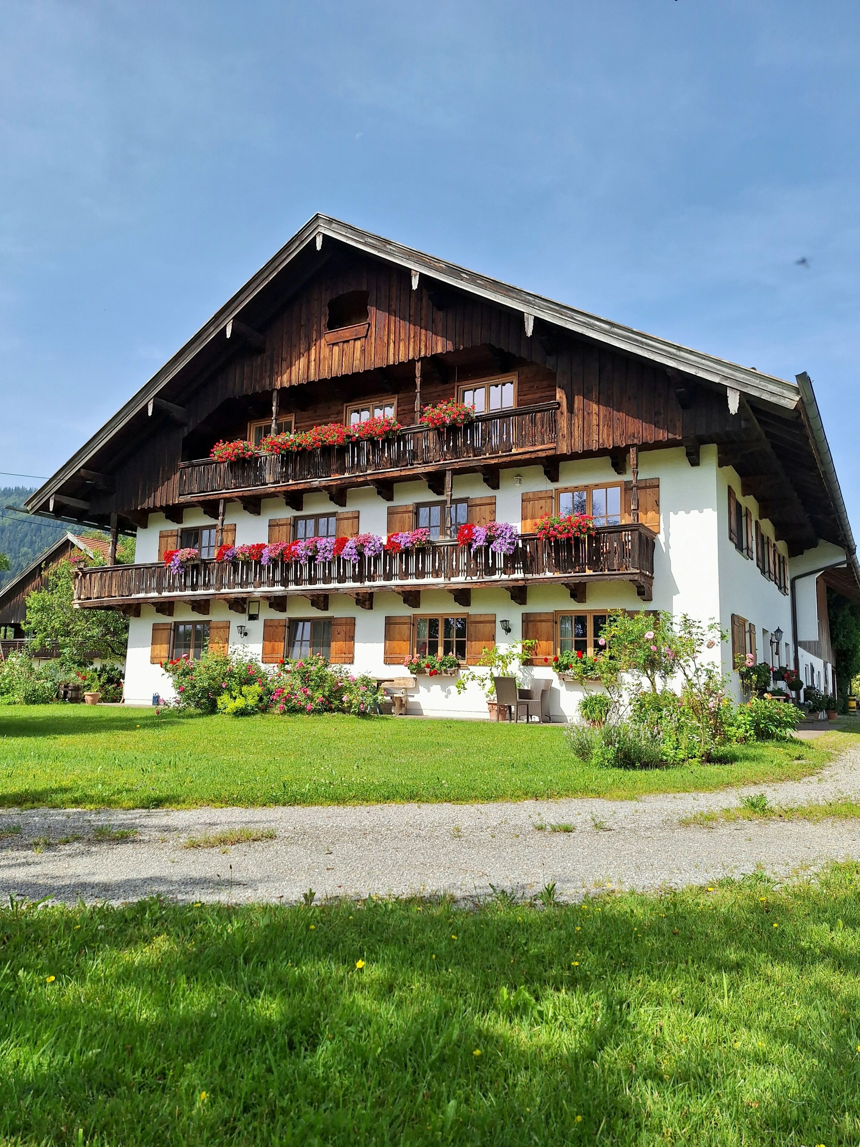 Ein mehrstöckiges Gebäude mit Balkonen, Holzgeländern und Blumenkästen.