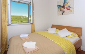 9 bedrooms, in-room safe, iron/ironing board, free WiFi