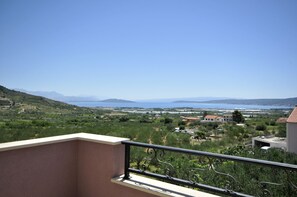 Property grounds - 3 apartment house with pool (Trogir)