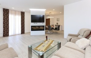 Smart TV, fireplace, video games, DVD player - 3 apartment house with pool (Trogir)