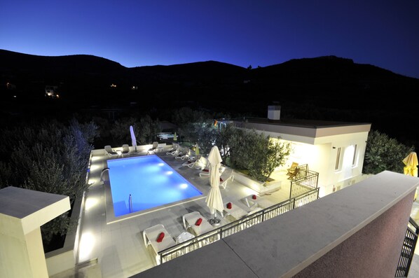 Outdoor pool, a heated pool - 3 apartment house with pool (Trogir)