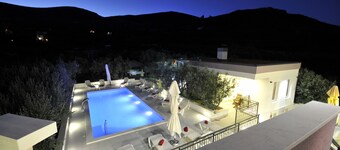 3 apartment house with pool 