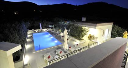 3 apartment house with pool