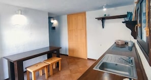 Réfrigérateur, batterie de cuisine, vaisselle et ustensiles