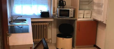 Fridge, oven, stovetop, coffee/tea maker