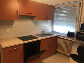 Réfrigérateur, four, plaque de cuisson, cafetière/bouilloire