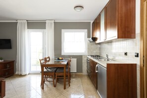 Kühlschrank, Mikrowelle, Herdplatte, Wasserkocher mit Kaffee-/Teezubehör