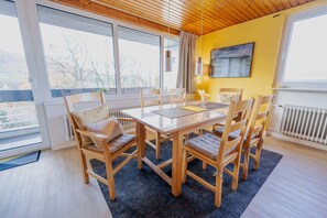 Dining - Light-flooded architect house in a quiet location FeWo "Yellow" (Edertal)