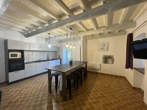 ثلاجة، ميكروويف، فرن، موقد طهي مسطح