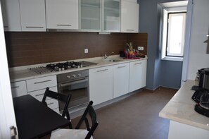 Réfrigérateur, micro-ondes, lave-vaisselle, cafetière/bouilloire