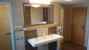 Ensemble douche/baignoire, sèche-cheveux, serviettes fournies, savon