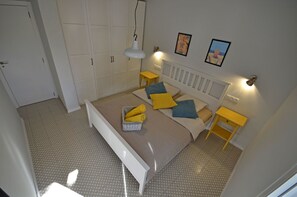 1 chambre, coffre-fort, fer et planche à repasser, lit de bébé portatif
