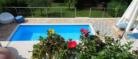 Una piscina riscaldata, lettini