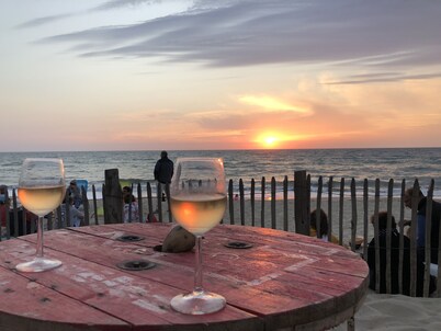 Holiday house, 5 minutes walk to beach, 3 minutes from downtown. Ideale 2 families