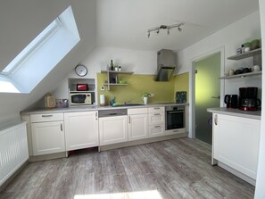 Jääkaappi, mikroaaltouuni, uuni, liesi