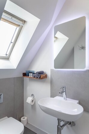 تجهيزات دش، مجففات شعر، مناشف، صابون