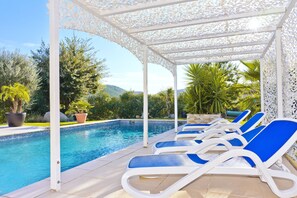 Outdoor pool - Apartment with pool on the Cote Azur (Bagnols en foret)