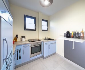 Jääkaappi, mikroaaltouuni, uuni, liesi