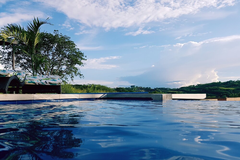 200 m2 modern holiday home, infinity pool, natural river. Kondo Grst. 1300 m2