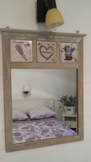 2 bedrooms, iron/ironing board, free WiFi, bed sheets - A romantic Mediterranean apartment (Barbat na Rabu)