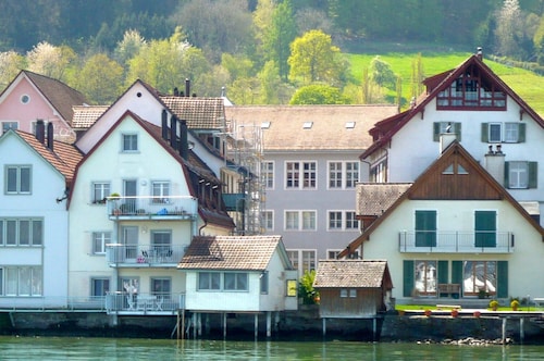 4 * appartement de luxe (4 1/2 pièces) avec balcon panoramique, accès au lac et sauna