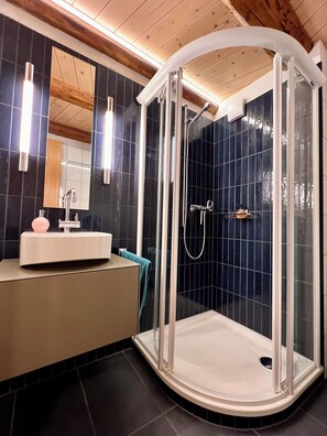 Badekar, hårtørrer, bidet, håndklæder